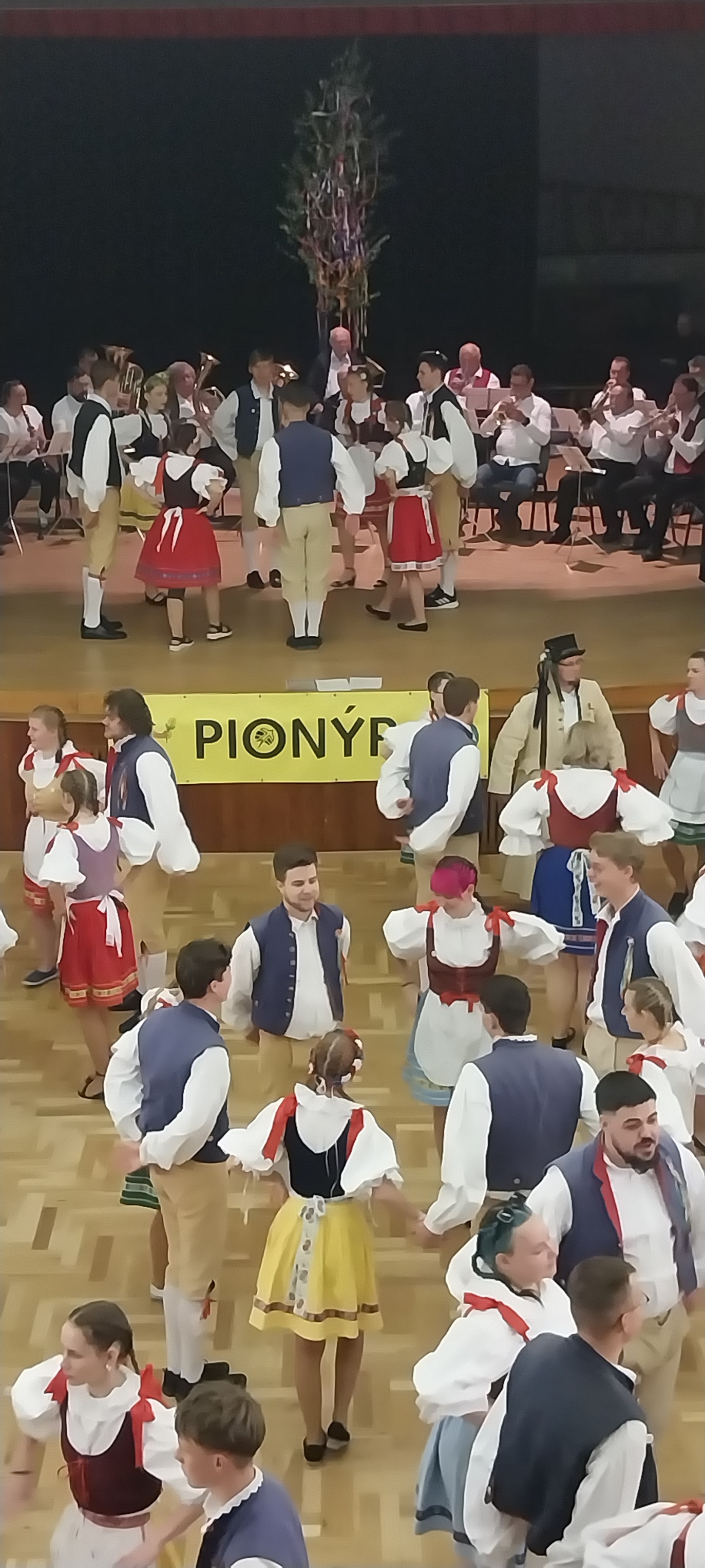 Ranní generálka v sále domu kultury
